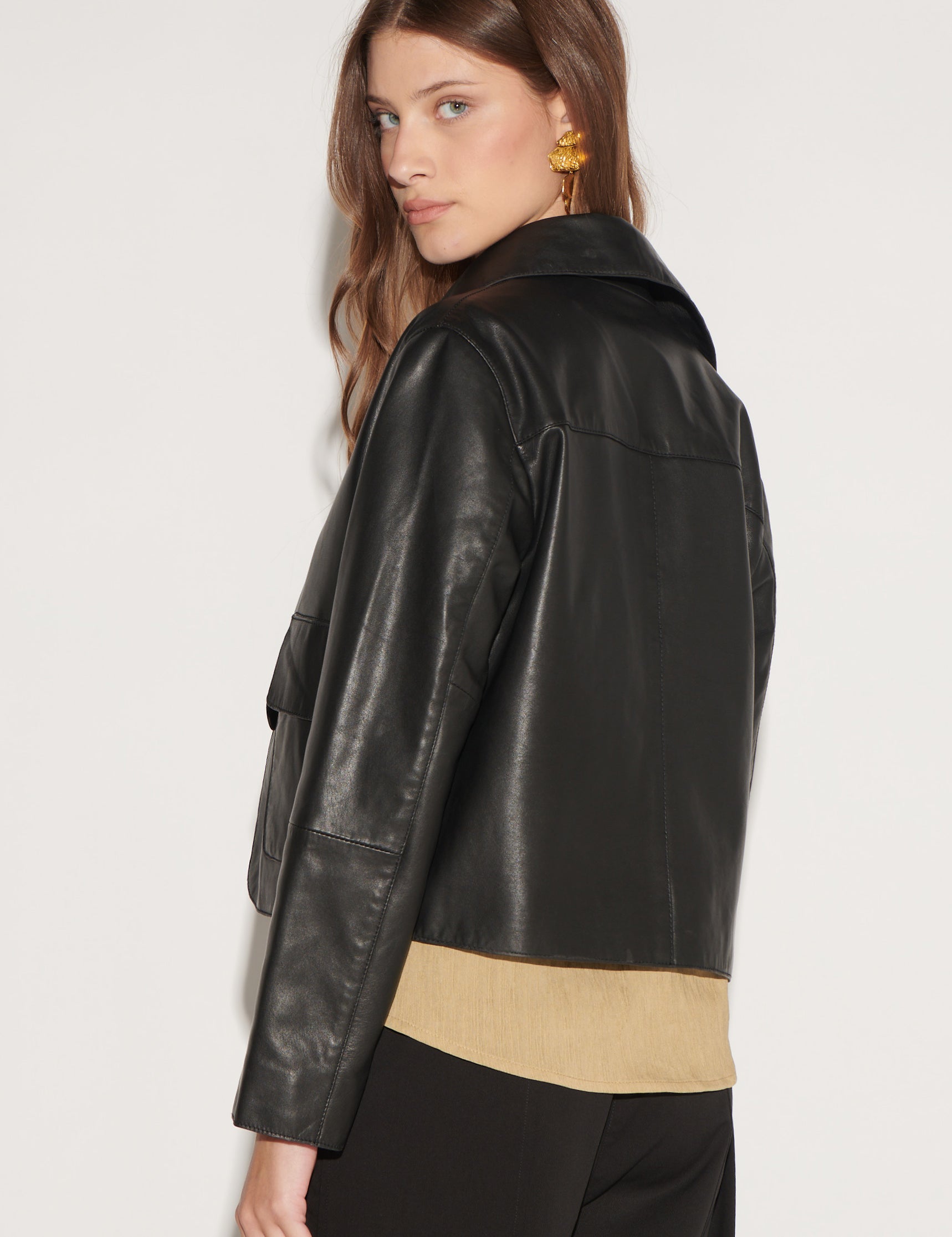 Chaqueta de cuero negra I-2026-927, abrigo para mujer con diseño elegante y cierre frontal, estilo moderno y sofisticado.