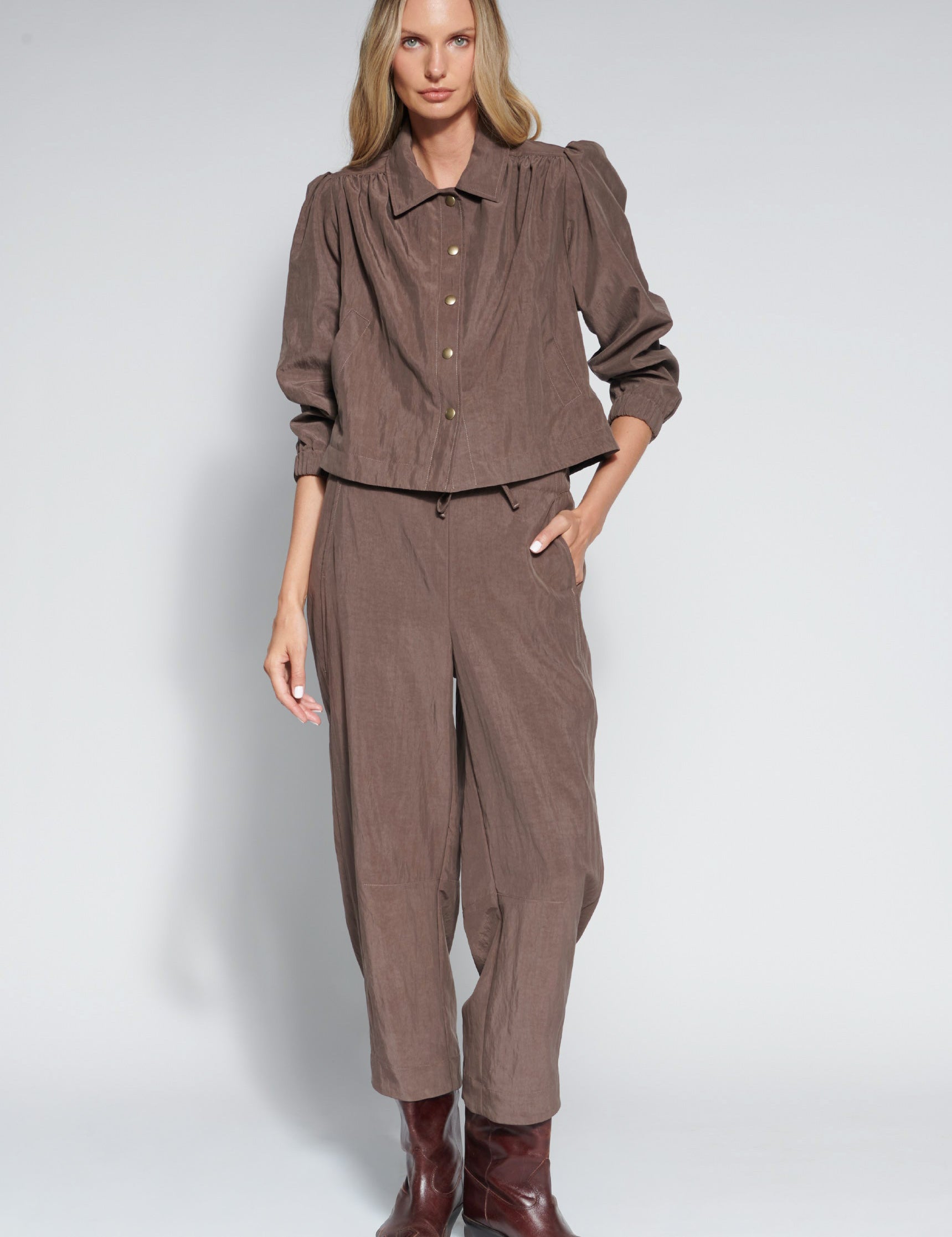 Pantalón Eternite marrón de la marca O-2026-805, pantalones de corte recto con cinturilla y bolsillos visibles.