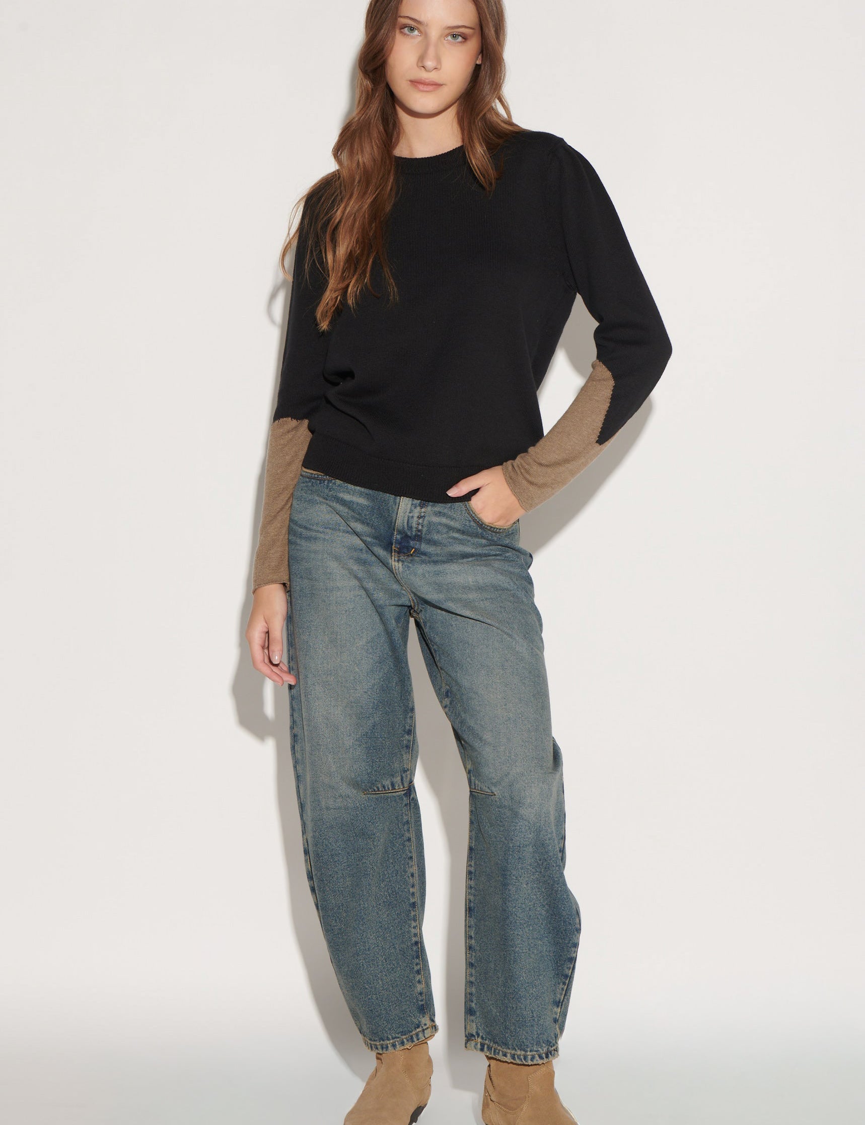 Jeans Barrel Básico de la marca D-2026-813, pantalones vaqueros de corte clásico en color azul con bolsillos delanteros y traseros.