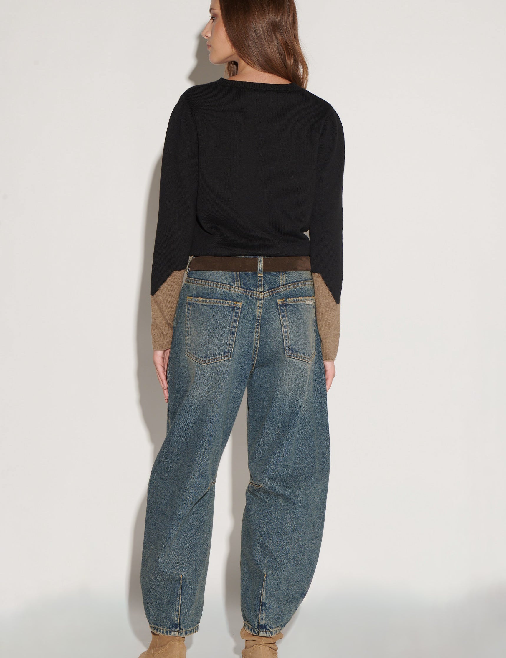 Jeans Barrel Básico de la marca D-2026-813, pantalones vaqueros de corte clásico en color azul con bolsillos delanteros y traseros.
