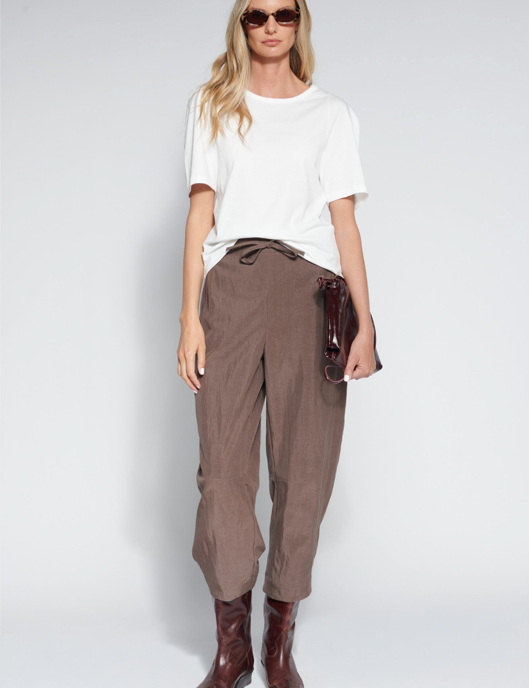 Pantalón Eternite marrón de la marca O-2026-805, pantalones de tela con ajuste cómodo y estilo moderno.