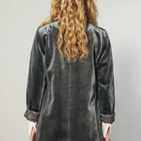 Chaqueta blazer Zulmi verde de la marca O-2025-903, vista frontal con estilo moderno y detalles elegantes.