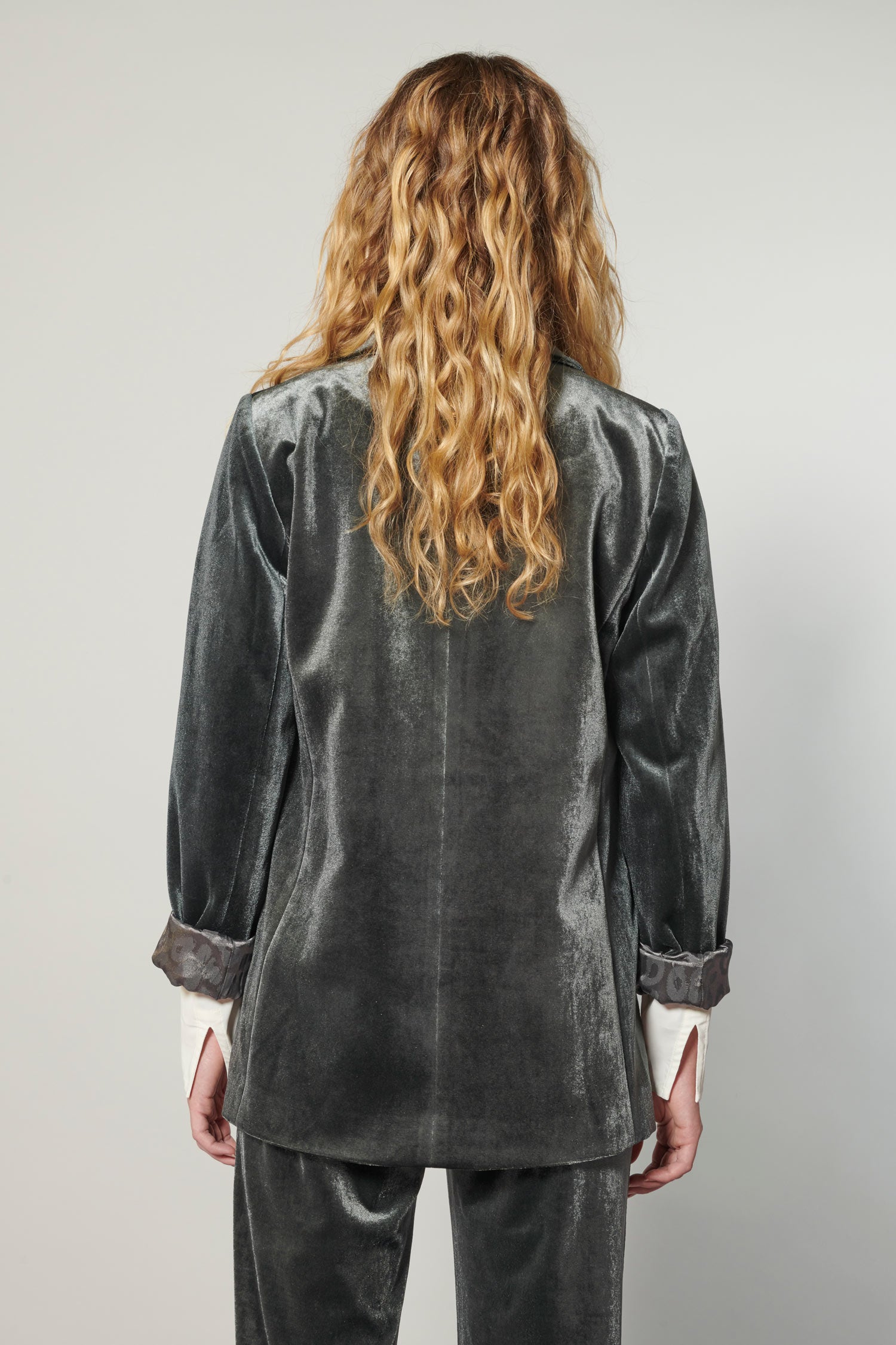 Chaqueta blazer Zulmi verde de la marca O-2025-903, vista frontal con estilo moderno y detalles elegantes.