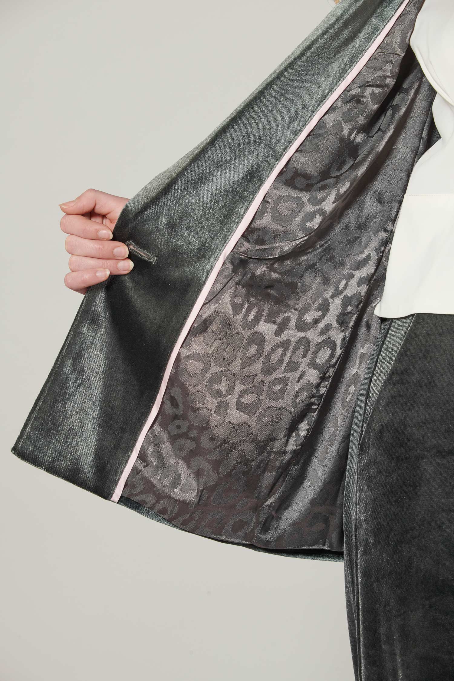 Chaqueta blazer Zulmi verde de la marca O-2025-903, vista frontal con detalles elegantes y ajuste moderno.