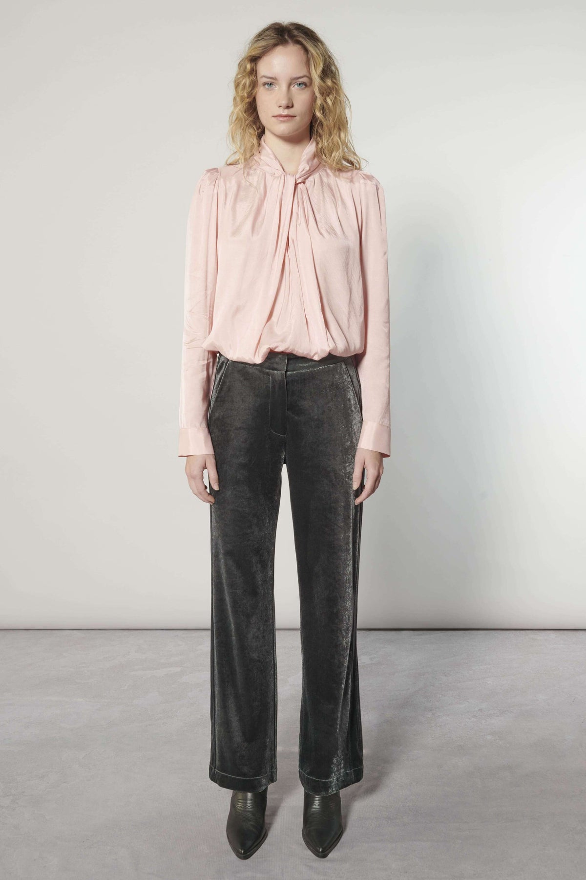 Vista frontal completa blusa color rosa mujer con calce suelto y pantalón sastrero