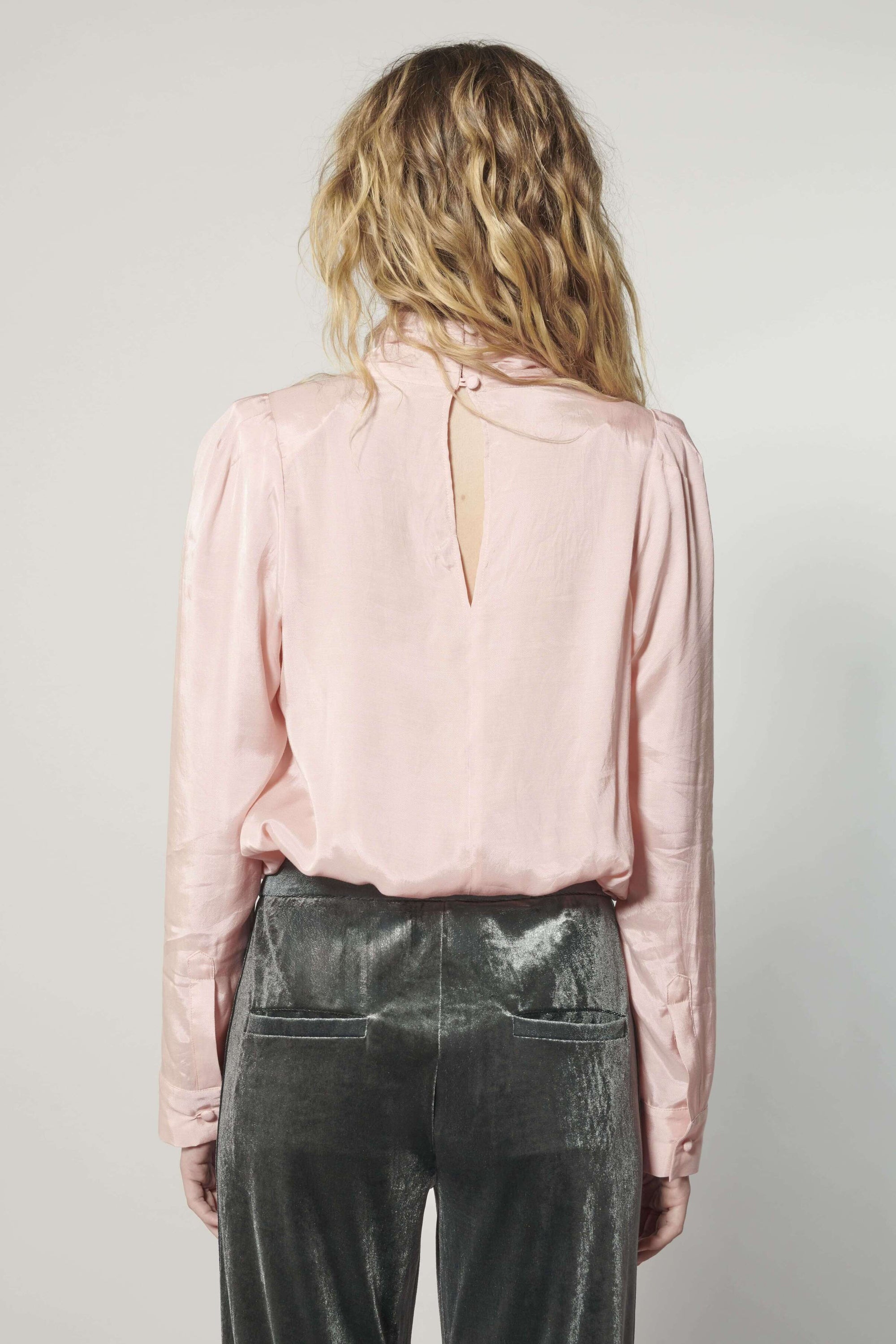 Primer plano blusa Nord color rosa con lazo delantero y textura liviana
