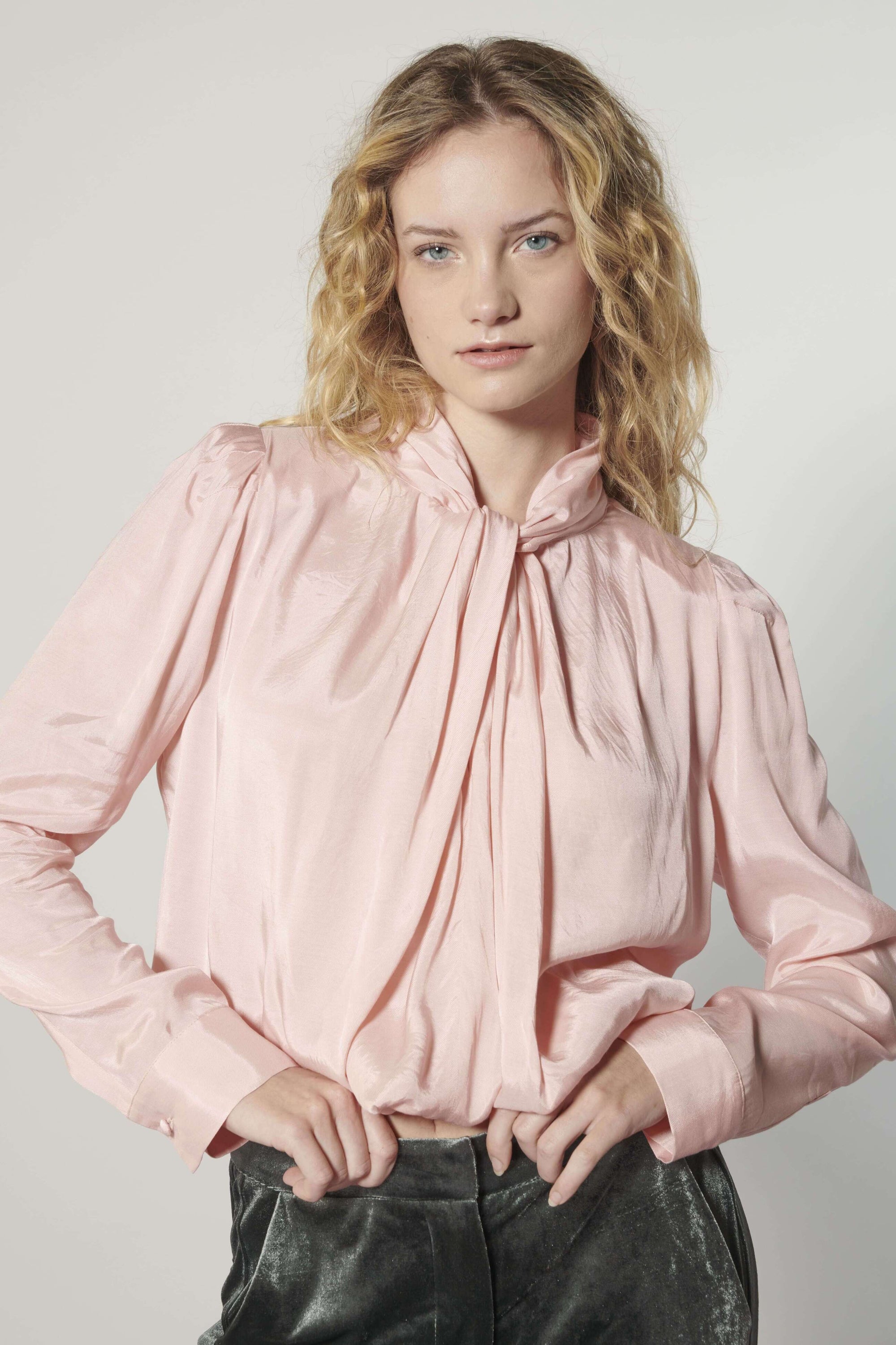 Primer plano blusa Nord color rosa con lazo delantero y textura liviana
