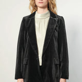 Chaqueta blazer Zulmi negra de la marca O-2025-903, vista frontal con cuello y botones visibles.