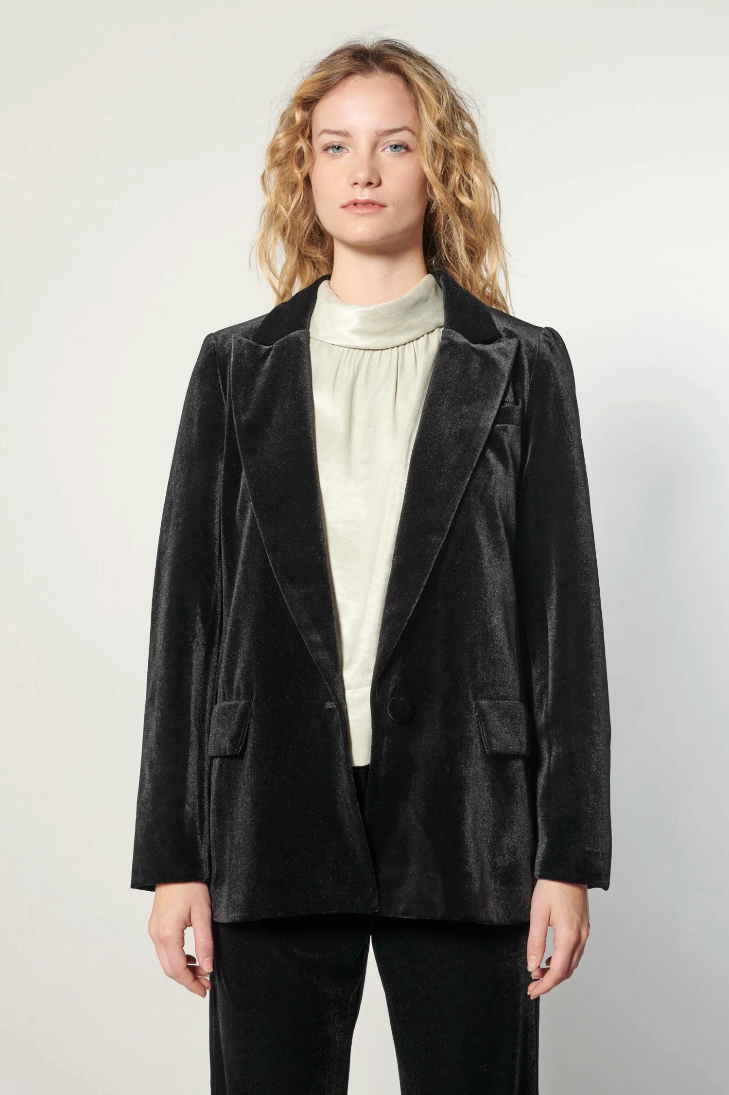 Chaqueta blazer Zulmi negra de la marca O-2025-903, vista frontal con cuello y botones visibles.