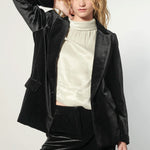 Chaqueta blazer Zulmi negra de la marca O-2025-903, vista frontal con detalles elegantes y ajuste moderno.