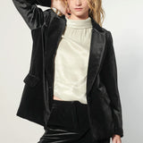 Chaqueta blazer Zulmi negra de la marca O-2025-903, vista frontal con detalles elegantes y ajuste moderno.