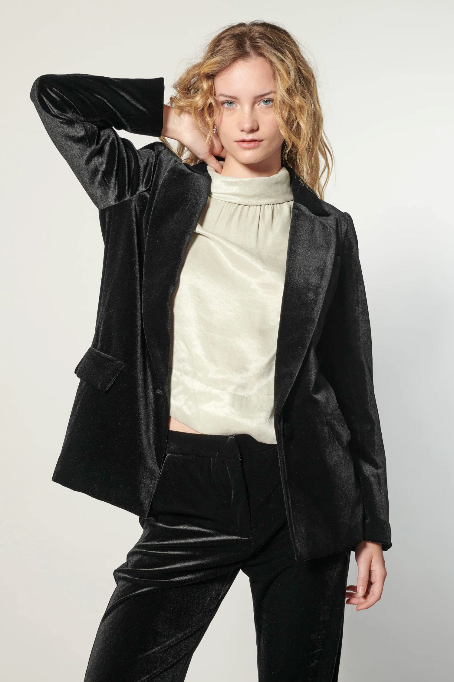 Chaqueta blazer Zulmi negra de la marca O-2025-903, vista frontal con detalles elegantes y ajuste moderno.
