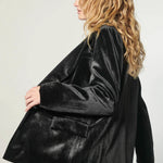 Chaqueta blazer Zulmi negra de la marca O-2025-903, vista frontal con cuello y botones visibles.