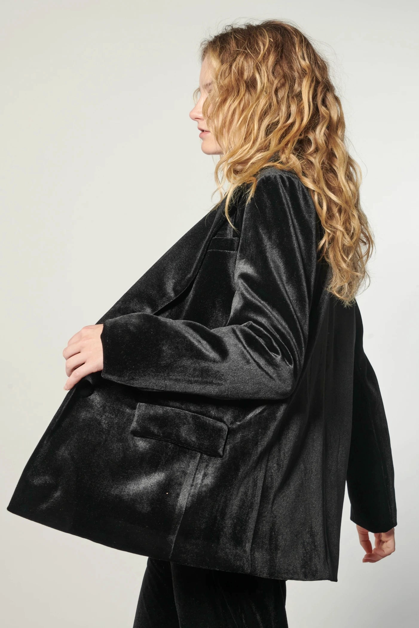 Chaqueta blazer Zulmi negra de la marca O-2025-903, vista frontal con cuello y botones visibles.