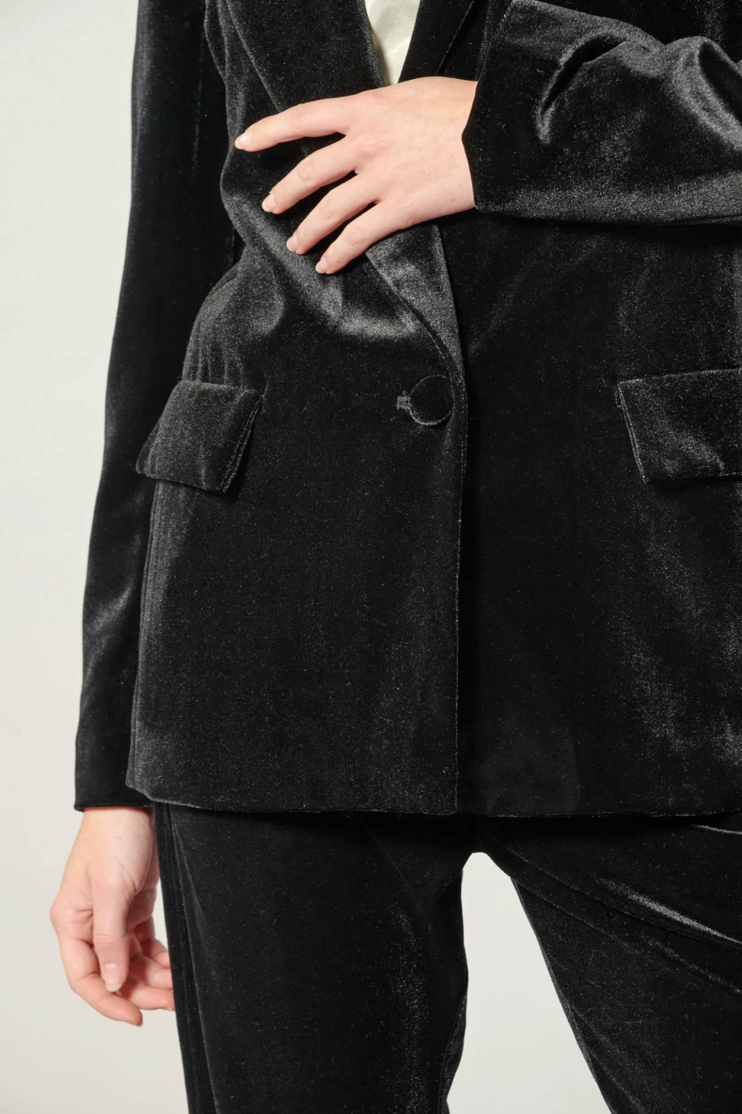 Chaqueta blazer Zulmi en negro de la marca O-2025-903, vista frontal con diseño elegante y detalles modernos.