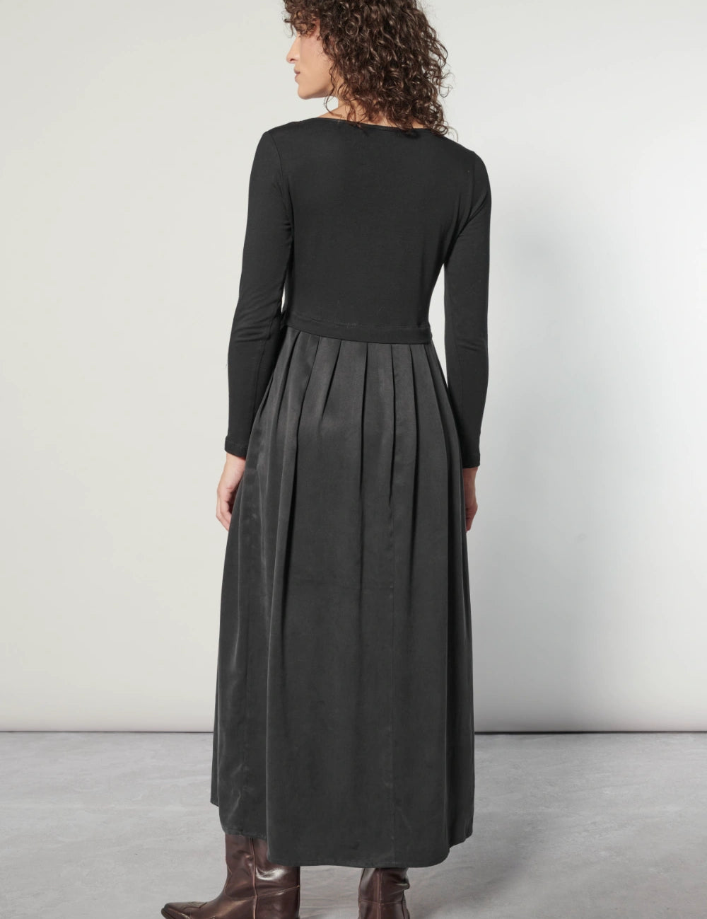 Vestido Zammy de la marca I-2025-724, vestido elegante con detalles modernos y estilo femenino en color vibrante.