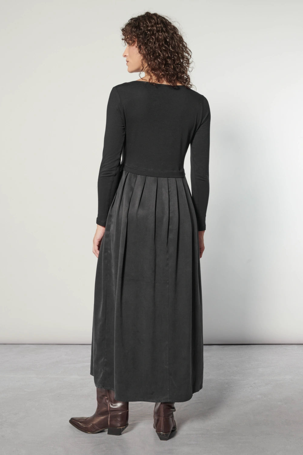 Vestido Zammy de la marca I-2025-724, vestido elegante con detalles modernos y estilo femenino en color vibrante.