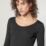 Vestido Zammy de la marca I-2025-724, vestido elegante con detalles en la parte superior y falda fluida en color neutro.
