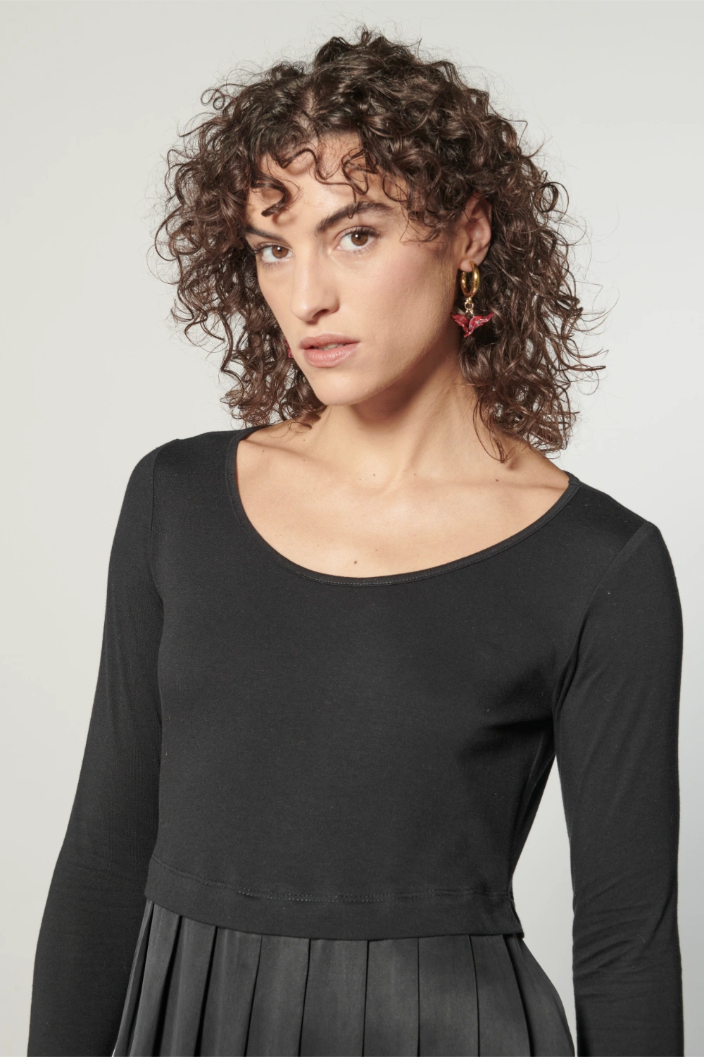 Vestido Zammy de la marca I-2025-724, vestido elegante con detalles en la parte superior y falda fluida en color neutro.