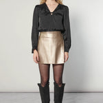 Blusa Zulmi de la marca I-2025-635, blusa de manga larga en tela suave con diseño moderno y color neutro.