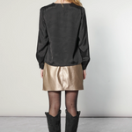 Blusa Zulmi de la marca I-2025-635, con diseño elegante y detalles en la parte superior, en color neutro.