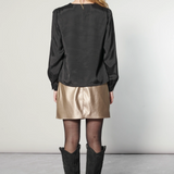 Blusa Zulmi de la marca I-2025-635, con diseño elegante y detalles en la parte superior, en color neutro.