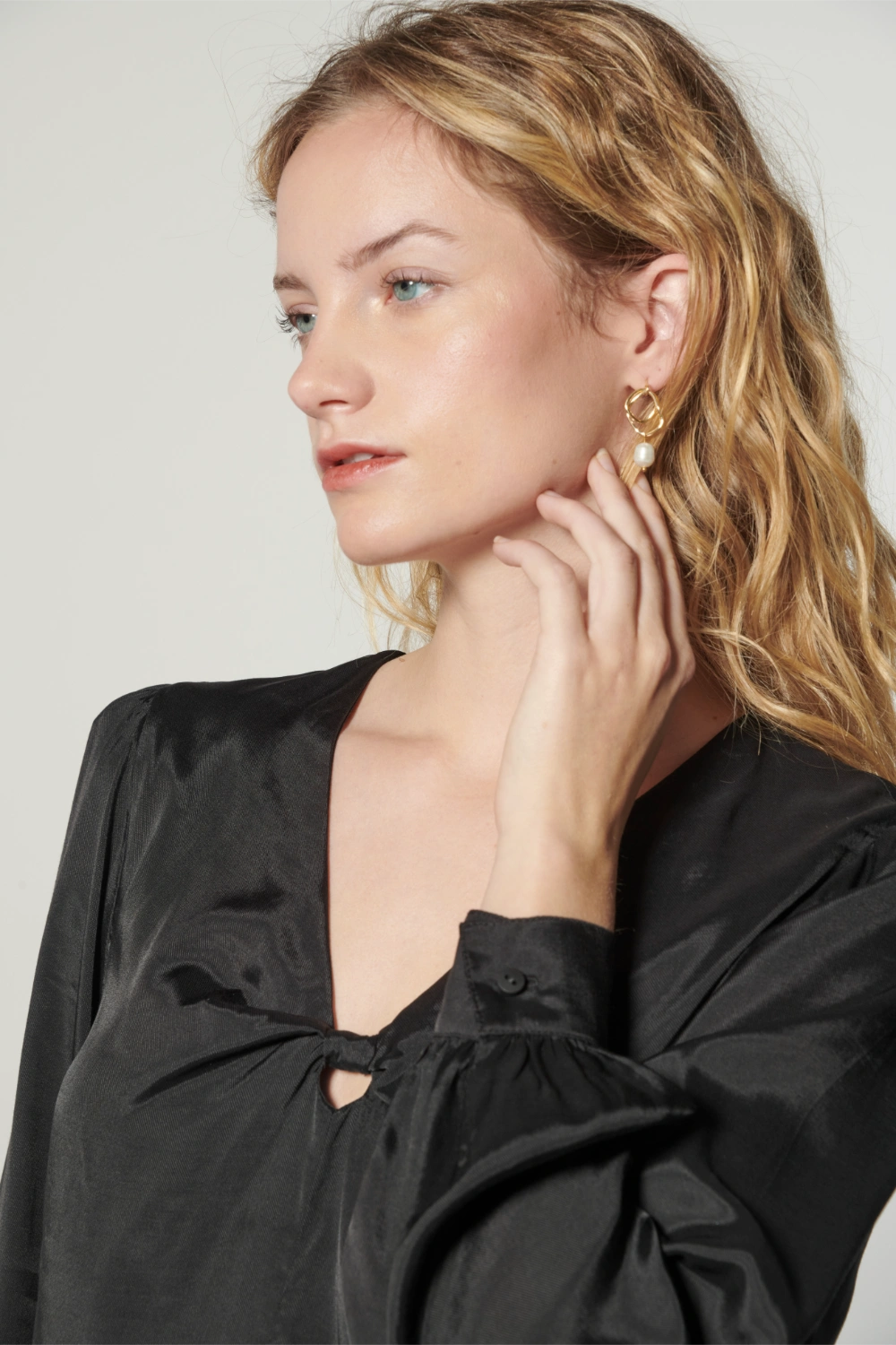 Blusa Zulmi de la marca I-2025-635, con diseño elegante y detalles en la tela, visible en la imagen.