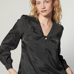 Blusa Zulmi de la colección I-2025-635, con diseño moderno y tela suave, mostrada en la imagen con detalles elegantes.