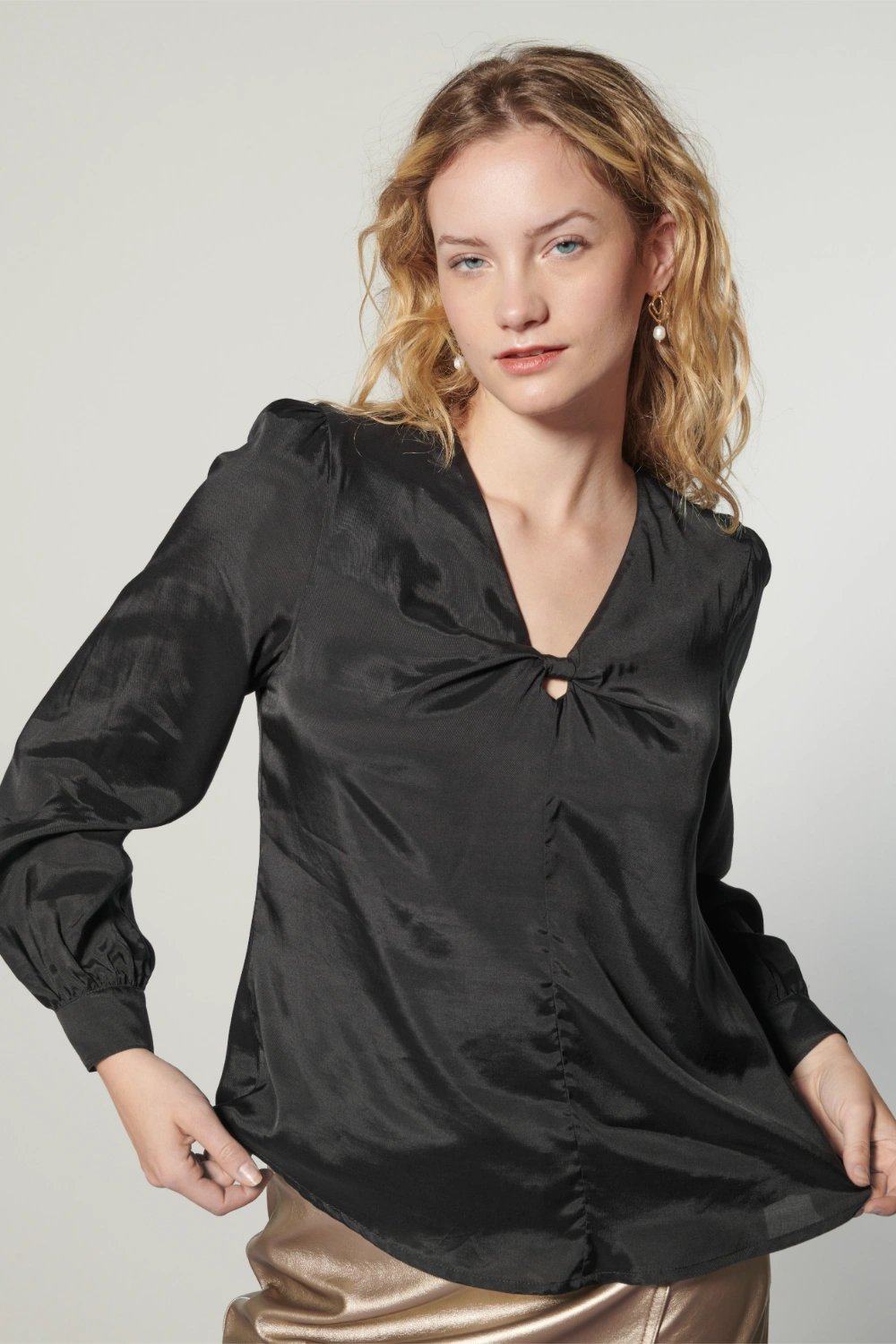 Blusa Zulmi de la colección I-2025-635, con diseño moderno y tela suave, mostrada en la imagen con detalles elegantes.