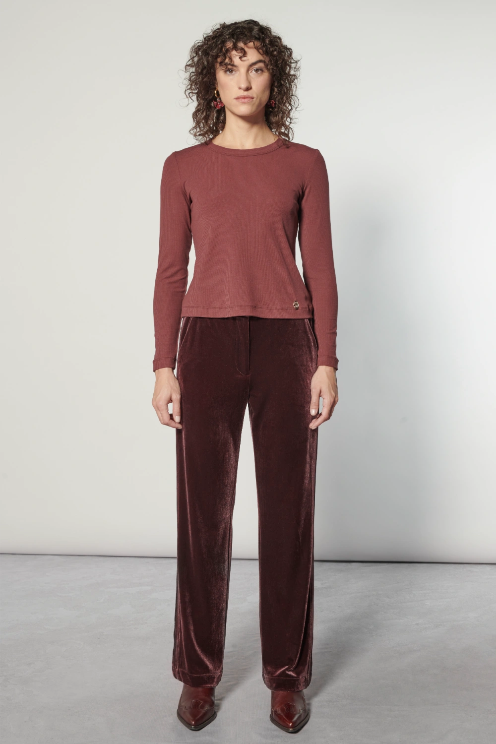 Polera Cherry de la marca I-2025-530 en color rojo, con diseño de cerezas y manga larga, para un estilo casual y cómodo.