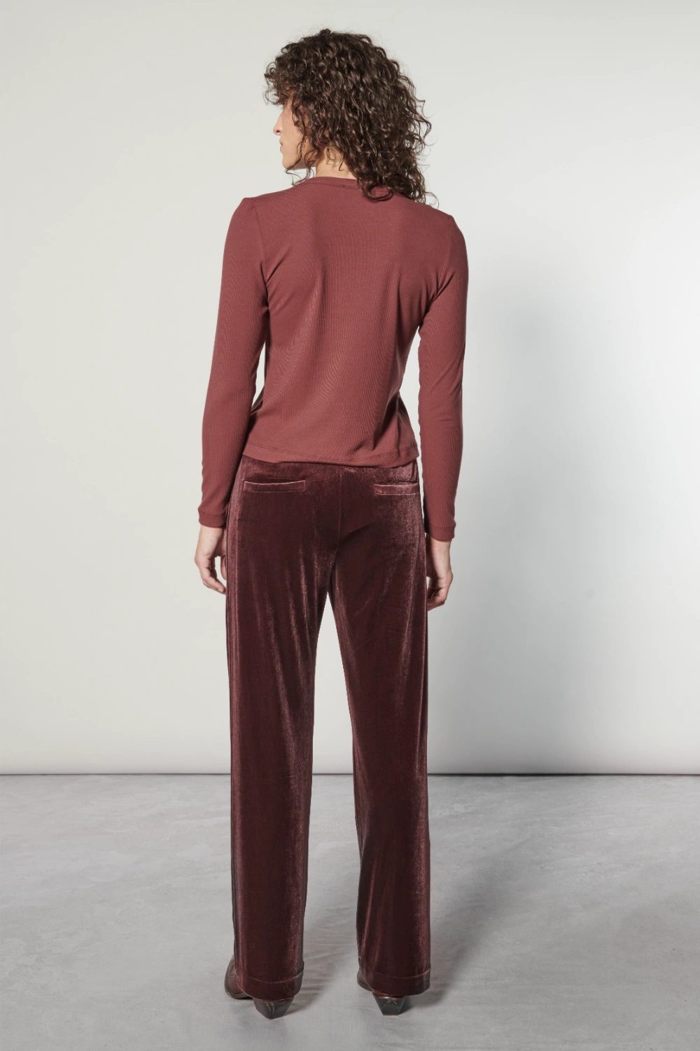 Polera Cherry de la marca I-2025-530, blusa casual de color rojo con estampado de cerezas, en vista frontal.