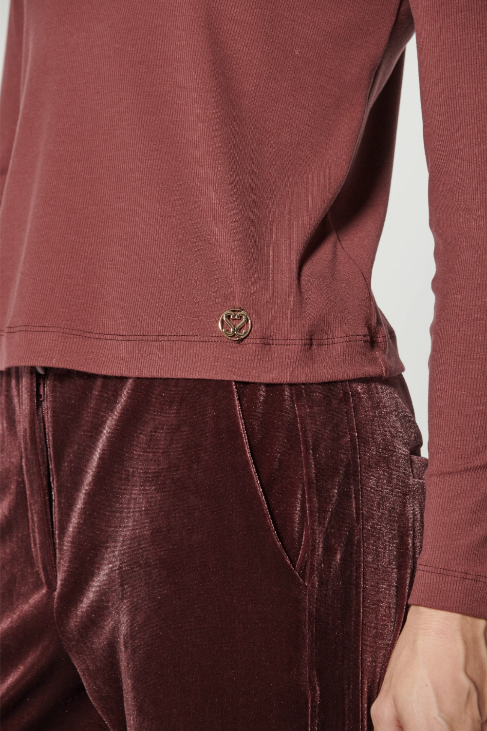 Polera Cherry de la marca I-2025-530, blusa de manga larga con diseño de cerezas en color rojo y blanco.