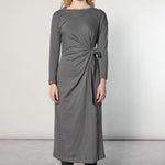 Vestido Zefir de la marca I-2025-723, vestido largo con detalles elegantes y estilo moderno, en la imagen sobre fondo neutro.