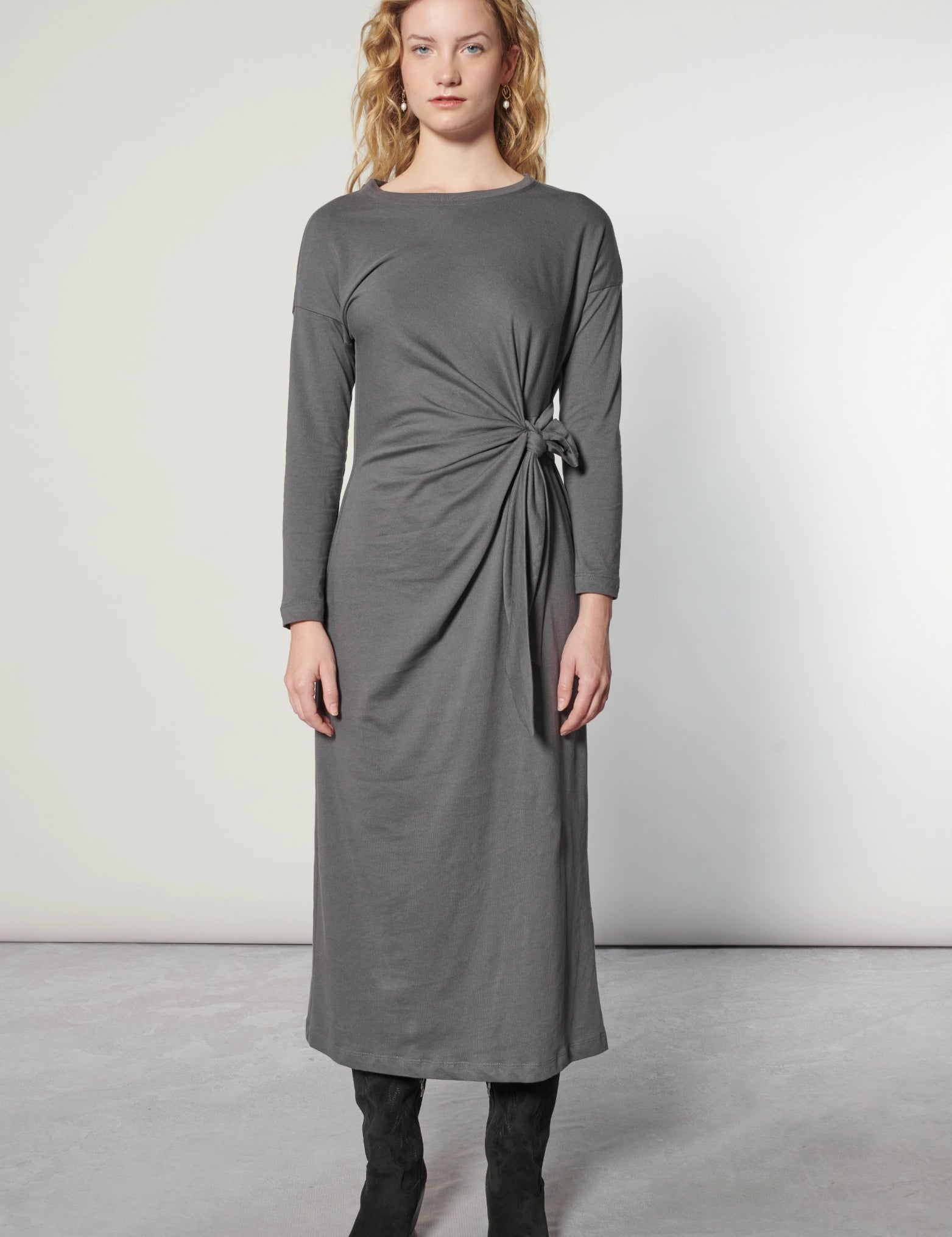 Vestido Zefir de la marca I-2025-723, vestido largo con detalles elegantes y estilo moderno, en la imagen sobre fondo neutro.