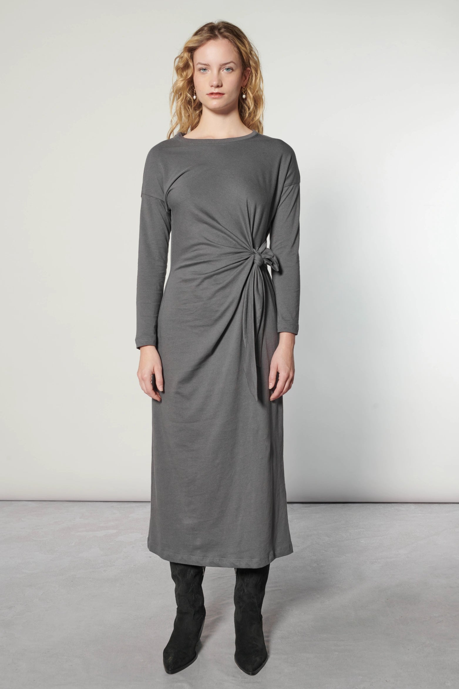 Vestido Zefir de la marca I-2025-723, vestido largo con detalles elegantes y estilo moderno, en la imagen sobre fondo neutro.