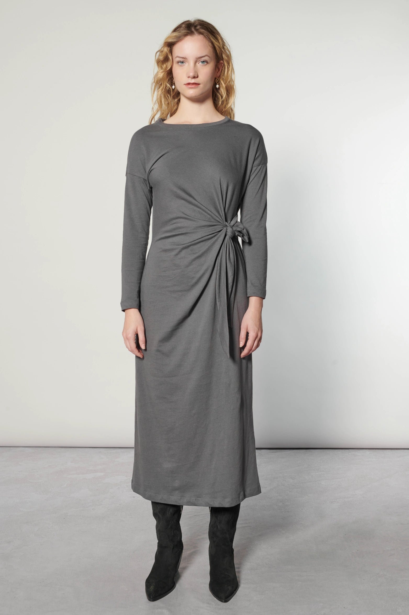 Vestido Zefir de la marca I-2025-723, vestido largo con detalles elegantes y estilo moderno, en la imagen sobre fondo neutro.