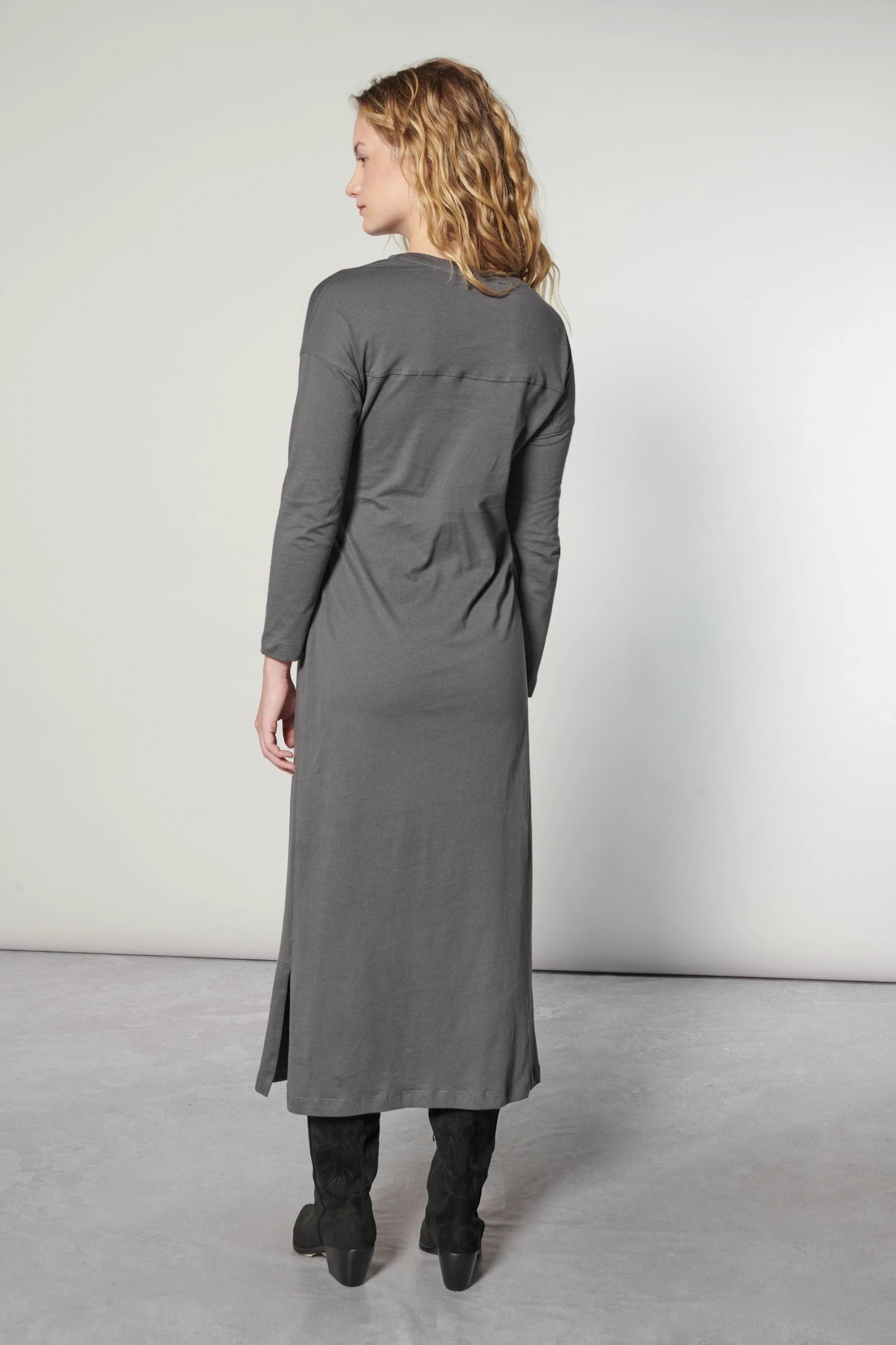 Vestido Zefir de la marca I-2025-723, vestido largo con diseño elegante y detalles en tonos suaves.