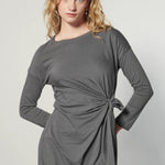 Vestido Zefir de la marca I-2025-723, vestido largo con detalles elegantes y estilo moderno en color neutro.