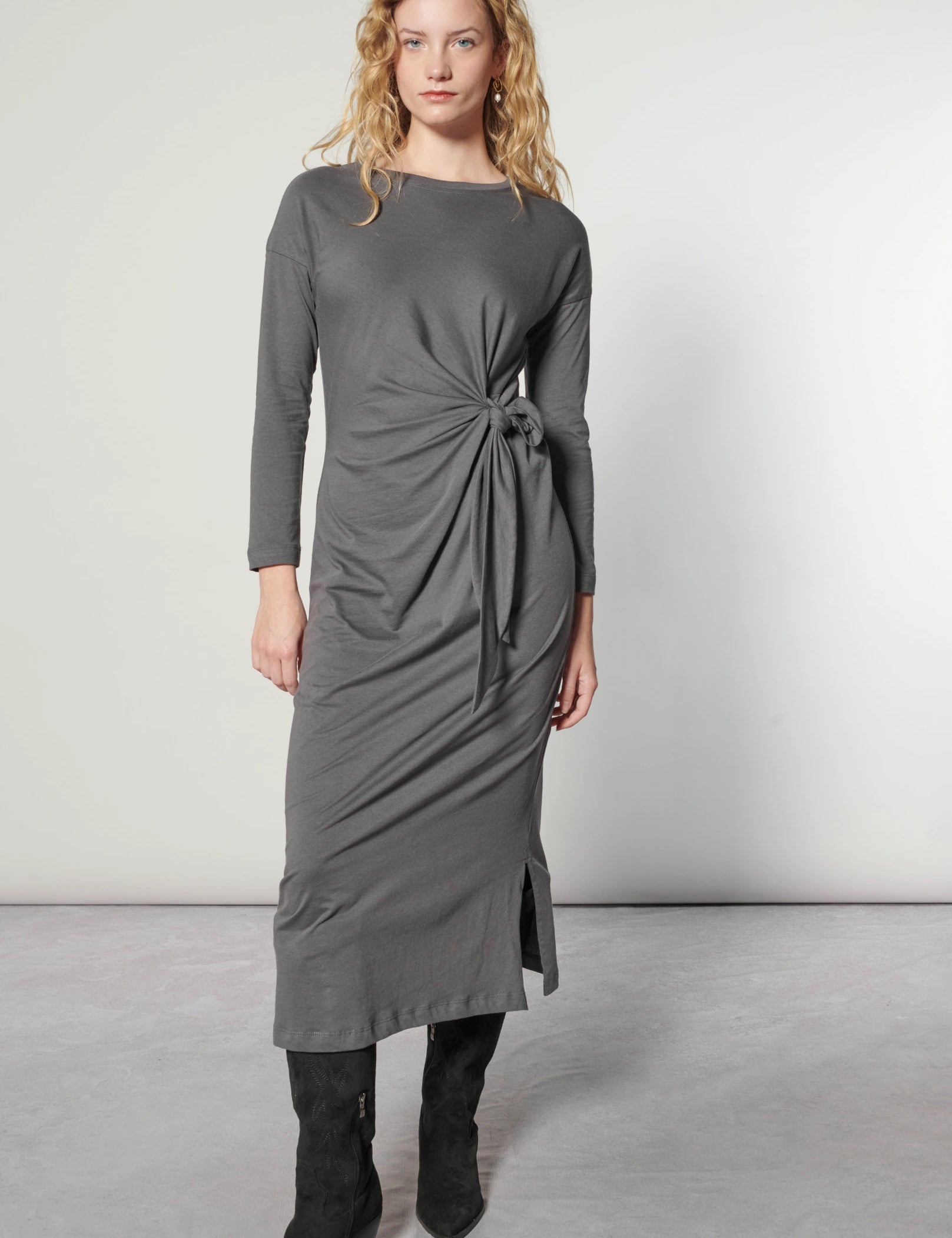Vestido Zefir de la marca I-2025-723, diseño elegante en tonos suaves, con detalles de tela y estilo femenino.