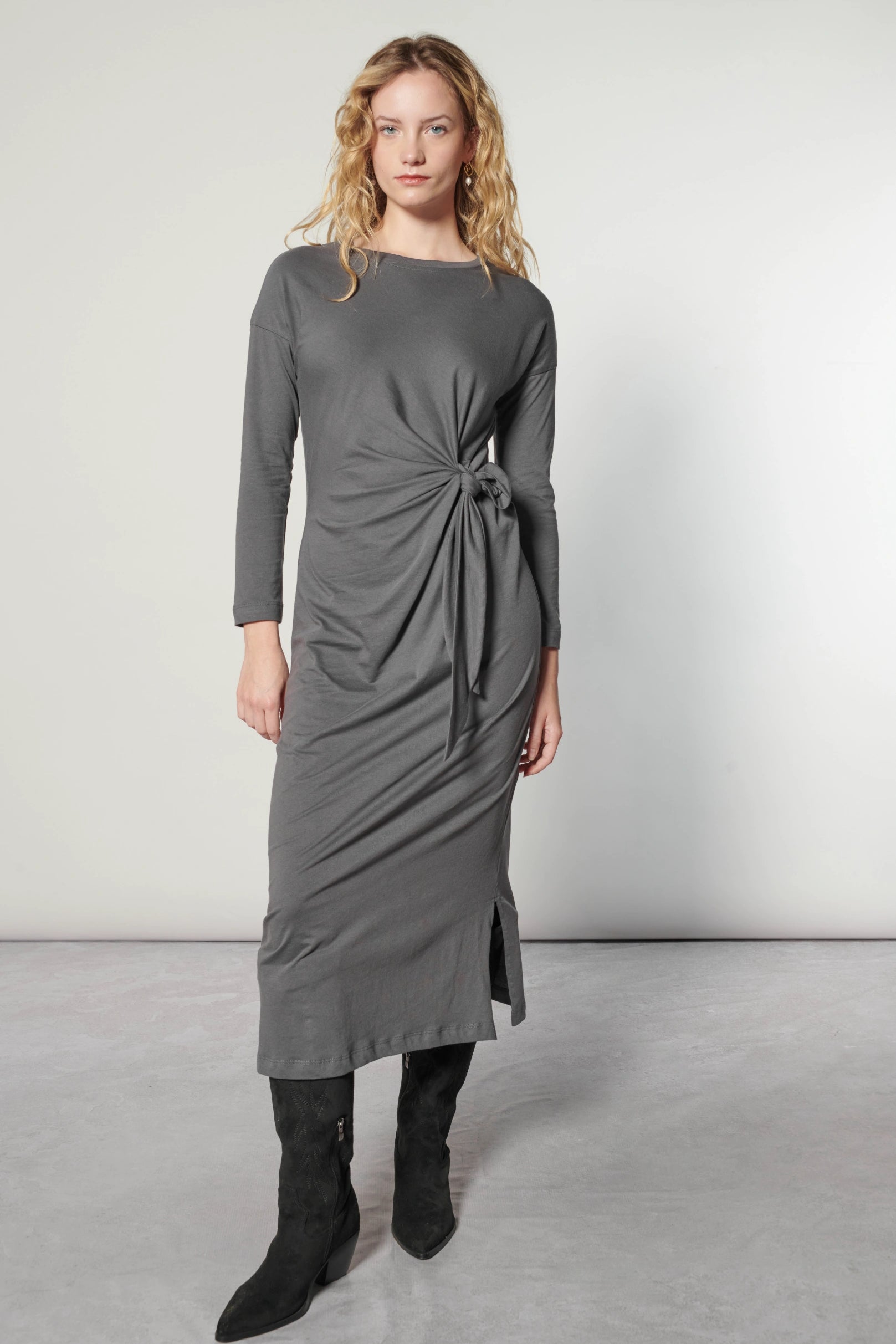 Vestido Zefir de la marca I-2025-723, diseño elegante en tonos suaves, con detalles de tela y estilo femenino.