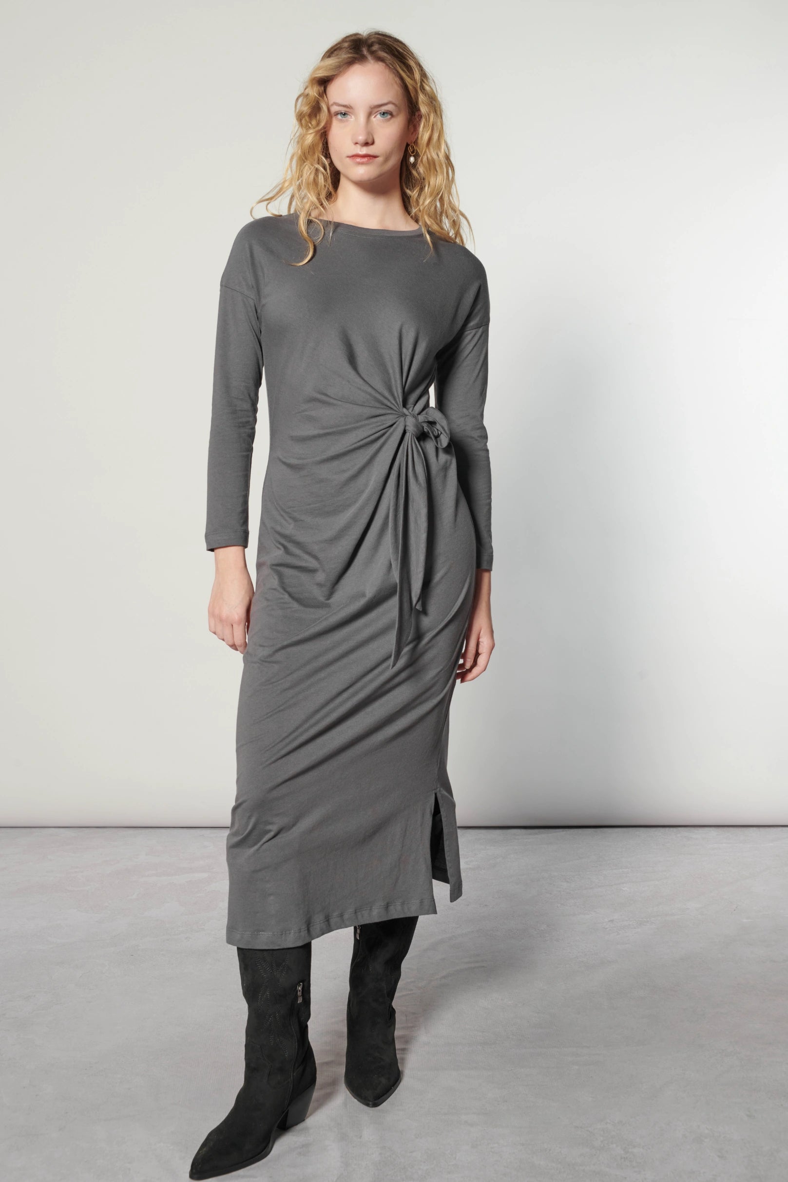 Vestido Zefir de la marca I-2025-723, diseño elegante en tonos suaves, con detalles de tela y estilo femenino.