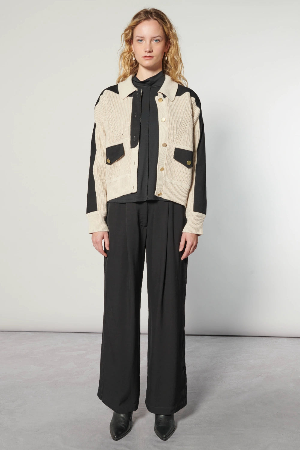 Abrigo beige I-2025-10 Bremen, chaqueta para mujer con diseño elegante y cierre frontal, vista frontal en color beige.