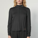 Blusa Beatle Joy de la marca EI-2025-503 en color blanco, con diseño moderno y detalles en el cuello y las mangas.