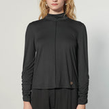 Blusa Beatle Joy de la marca EI-2025-503 en color blanco, con diseño moderno y detalles en el cuello y las mangas.