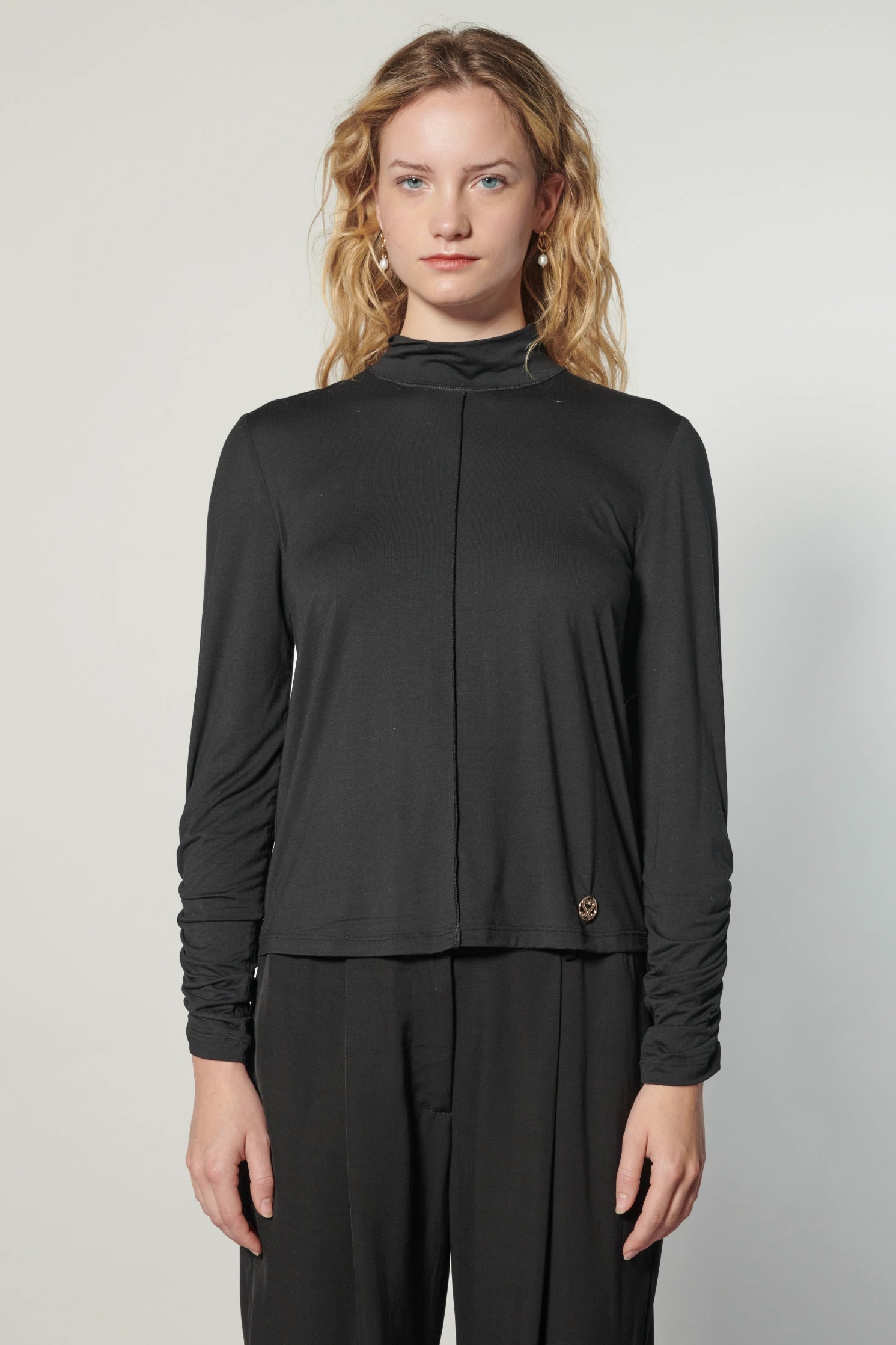 Blusa Beatle Joy de la marca EI-2025-503 en color blanco, con diseño moderno y detalles en el cuello y las mangas.