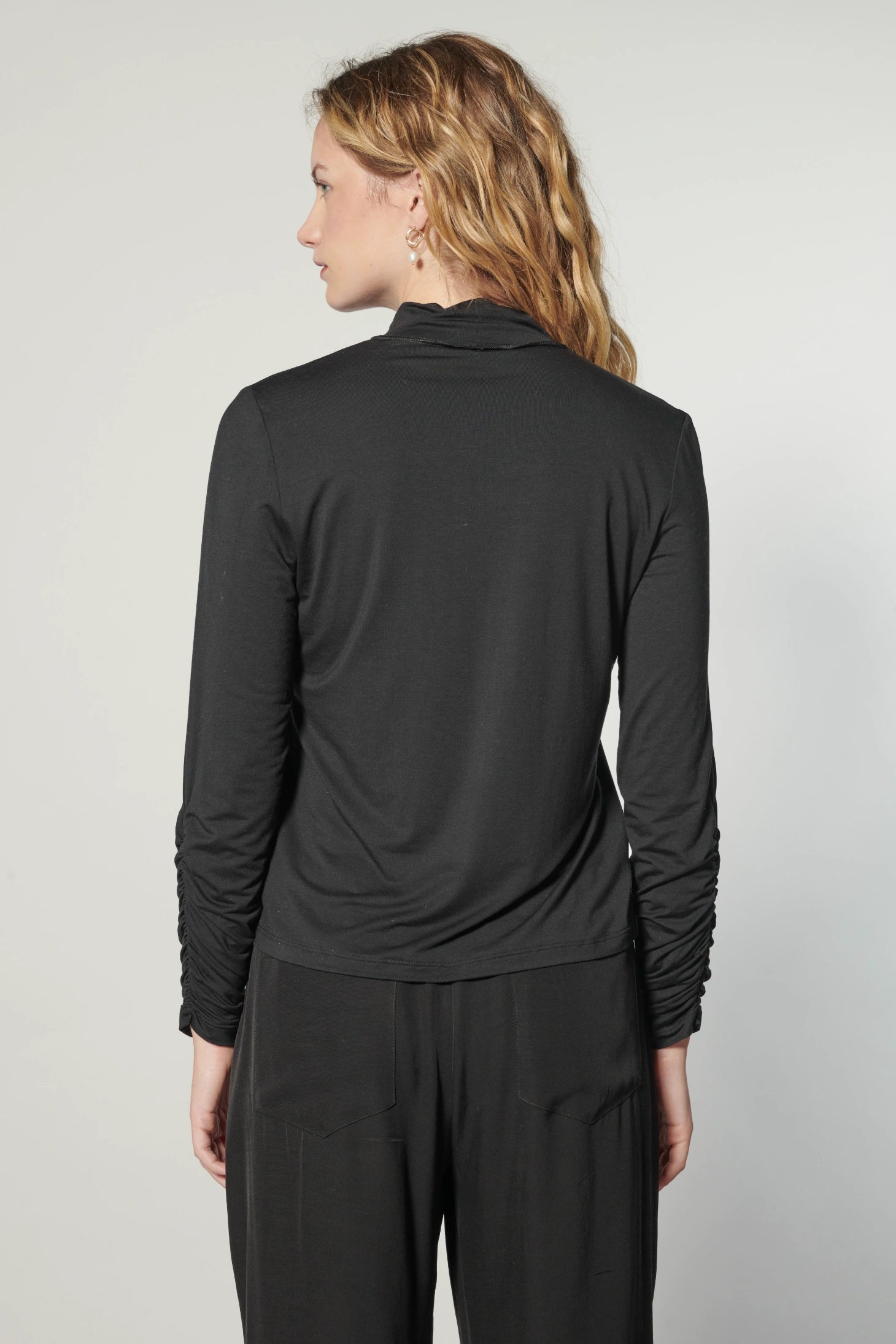 Blusa Beatle Joy de la marca EI-2025-503 en color blanco, con diseño moderno y detalles de moda, vista frontal en la imagen.