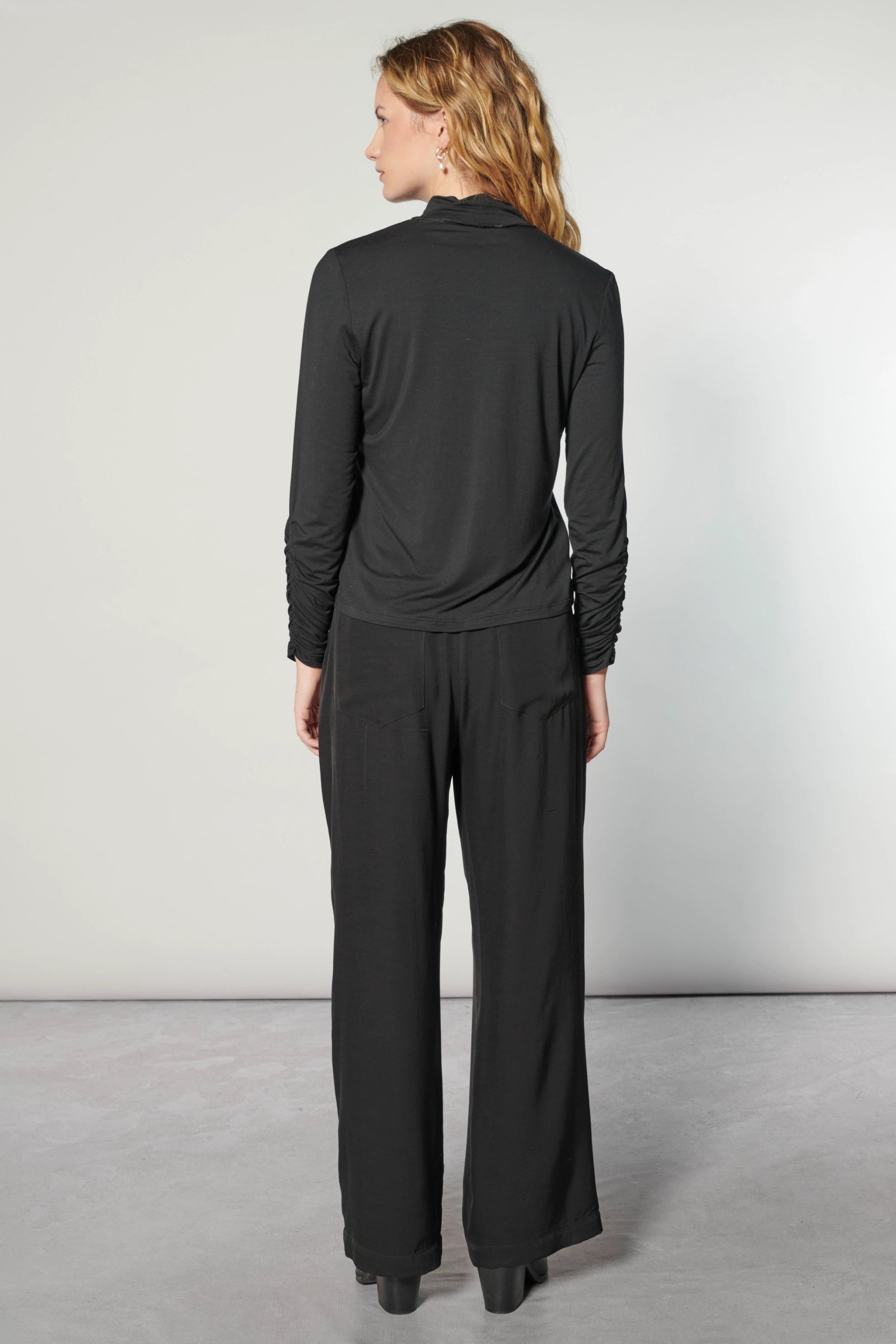 Blusa y polera Beatle Joy de la marca EI-2025-503, diseño con estilo, color vibrante y detalles modernos.