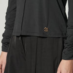 Blusa blanca de manga larga Beatle Joy de la marca EI-2025-503, con diseño cómodo y estilo casual.