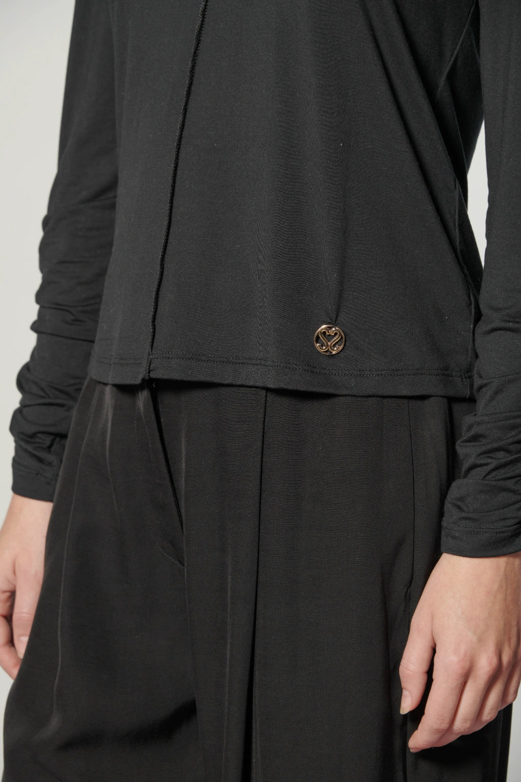 Blusa blanca de manga larga Beatle Joy de la marca EI-2025-503, con diseño cómodo y estilo casual.