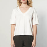 Polera Cassie de la marca EI-2025-501, blusa de manga larga en color azul con detalles en el cuello y puños.